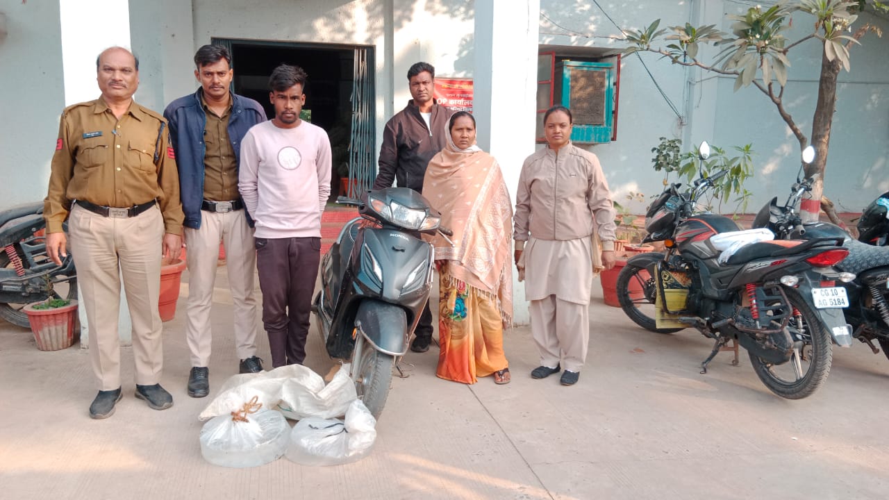 रतनपुर पुलिस की बड़ी कार्रवाई, 30 लीटर कच्ची महुआ शराब के साथ दो शराब कोची गिरफ्तार