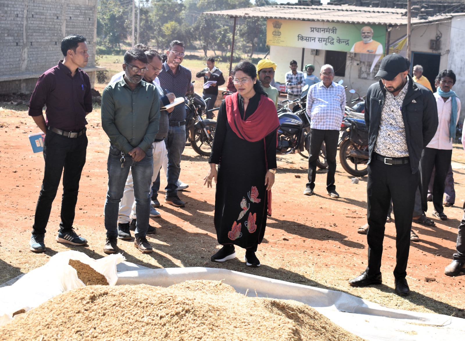धान खरीदी केंद्रों का कलेक्टर ने किया आकस्मिक निरीक्षण, निर्धारित मात्रा से अधिक धान तौलने पर चिखलाकसा केंद्र प्रबंधक को दिया कारण बताओ नोटिस