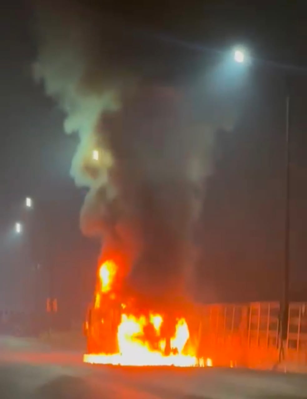 राजधानी में चलती कार में लगी आग