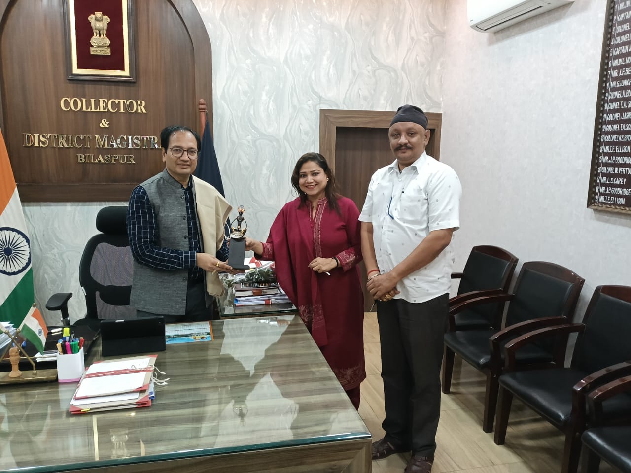 मतदाता सूची पुनरीक्षण में उत्कृष्ट कार्य पूर्ण होने पर कलेक्टर का सम्मान..