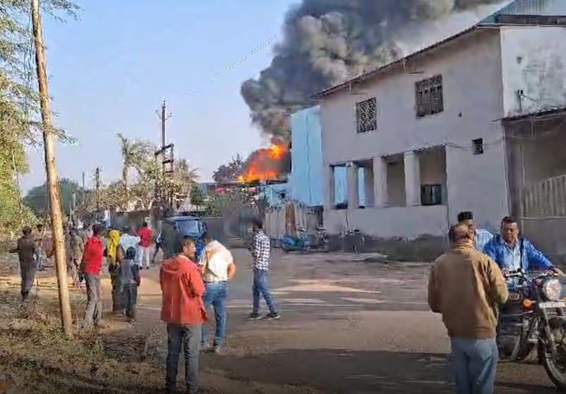 बिलासपुर में मित्तल फर्नीचर में भीषण आग, एक मजदूर झुलसा, एक लापता,धुएं के गुबार और धमाकों से दहला इंडस्ट्रीज एरिया, भारी नुकसान की आशंका