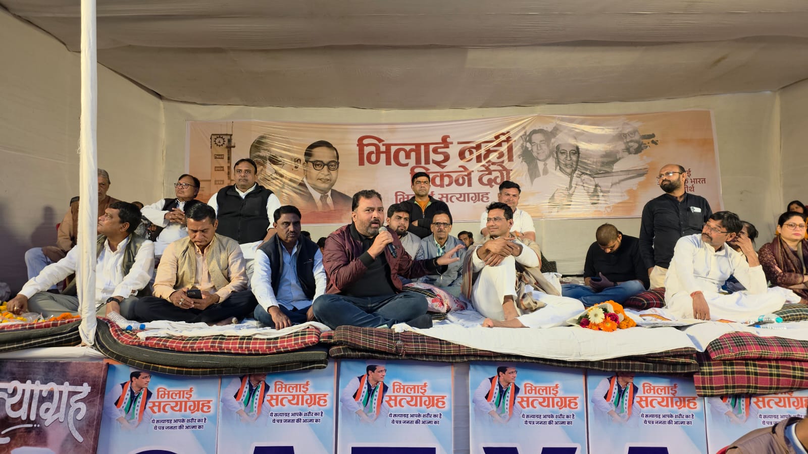 भिलाई स्टील प्लांट के निजीकरण के विरोध में देवेंद्र यादव के सत्याग्रह में शामिल हुए संदीप शुक्ला