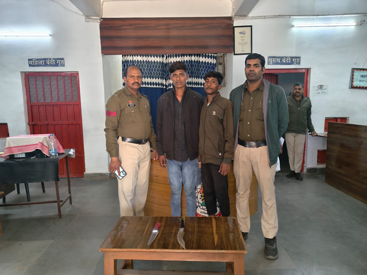 रतनपुर पुलिस की सख्त कार्रवाई, चाकू लेकर दहशत फैलाने वाले दो बदमाश गिरफ्तार