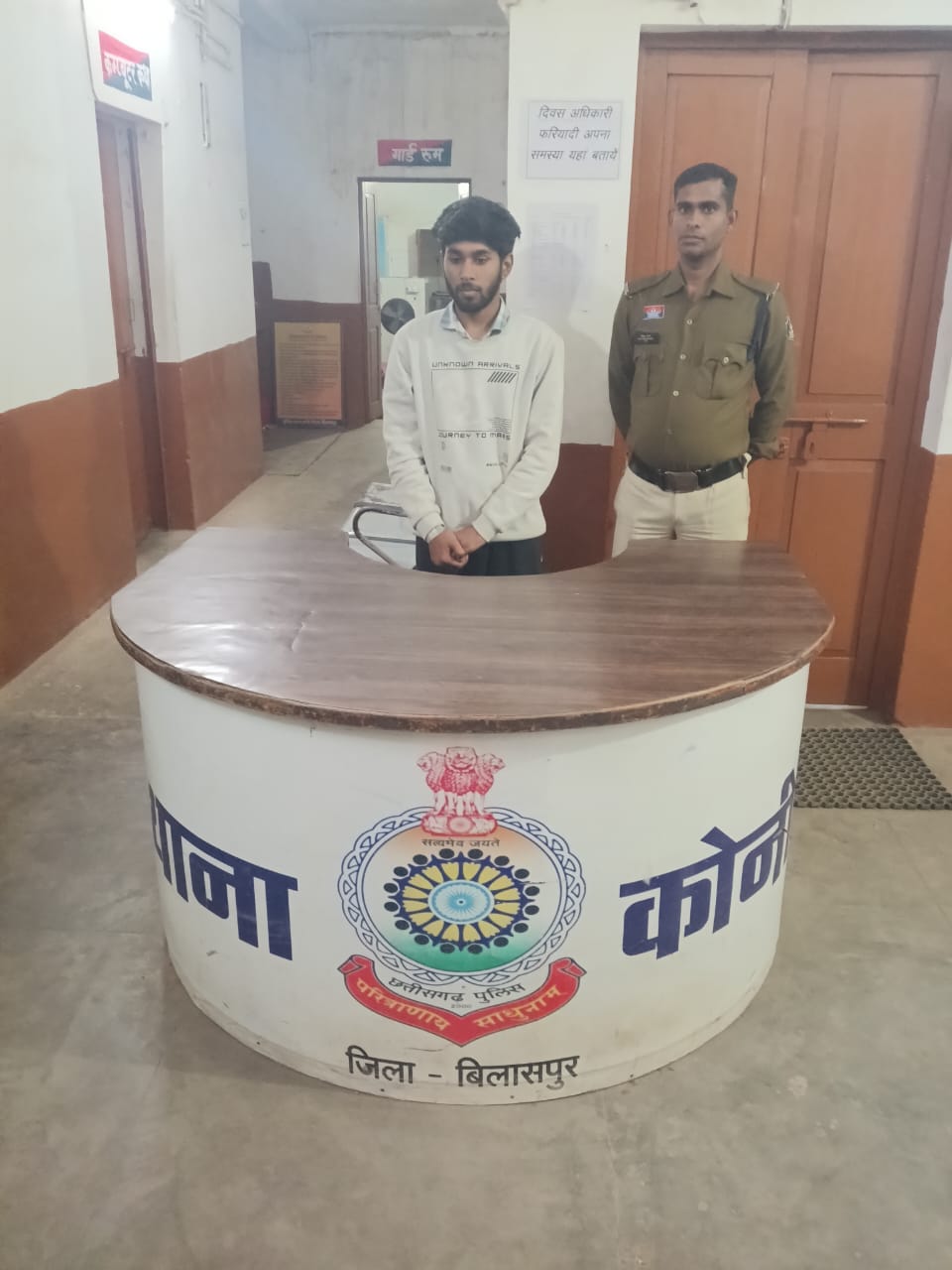 बलात्कार का आरोपी हथकड़ी छुड़ाकर थाने से हुआ था फरार, पुलिस ने प्रयागराज से ढूंढ निकाला