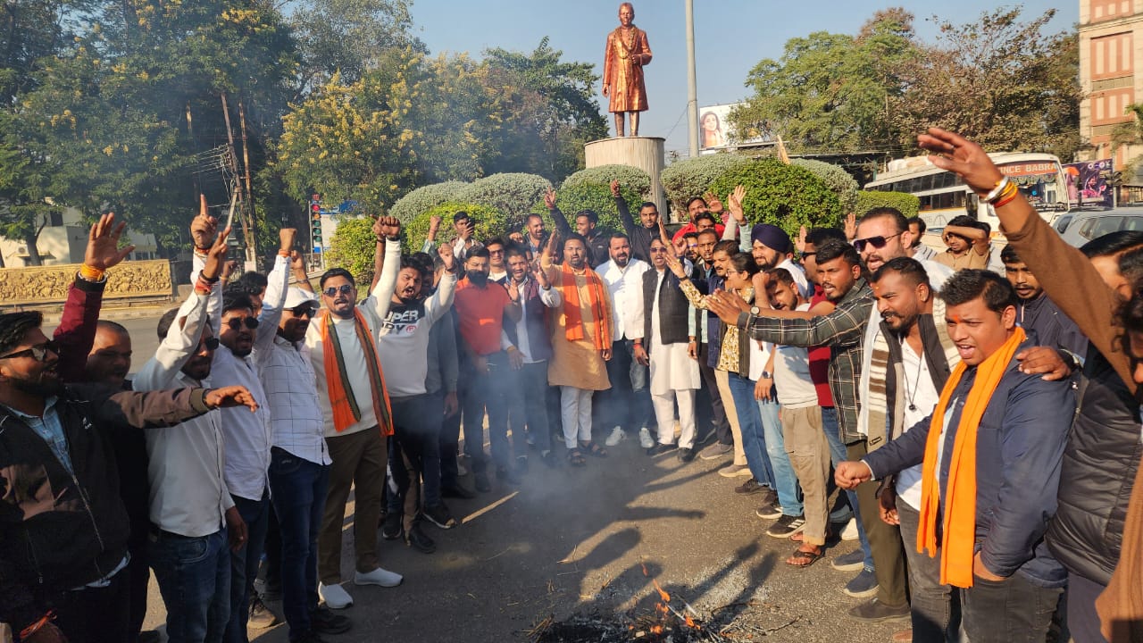 भाजयुमो ने फूंका सनातन विरोधी बघेल का पुतला, कांग्रेस पार्टी के नेता भगवान श्रीराम के विरोधी है-ऋषभ चतुर्वेदी