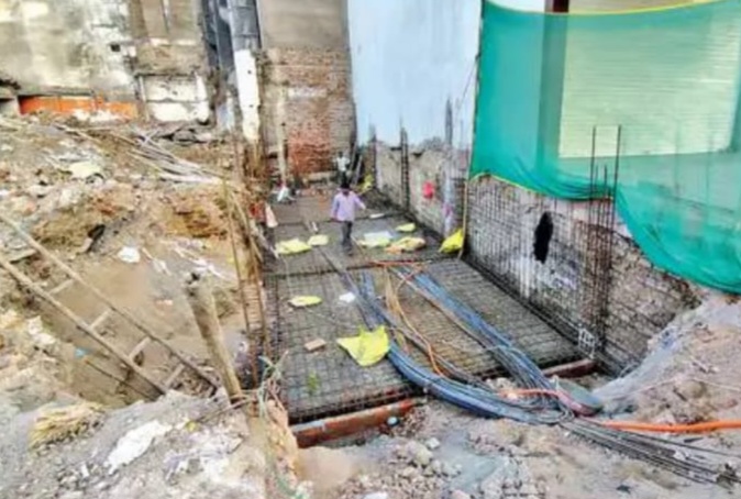 महुआ होटल परिसर में फिर सिर उठा रहा अवैध निर्माण, निगम की कार्रवाई पर सवाल, तोड़फोड़ के बाद दोबारा दुकानें और निर्माण, इंजीनियरों को जानकारी के बावजूद चुप्पी