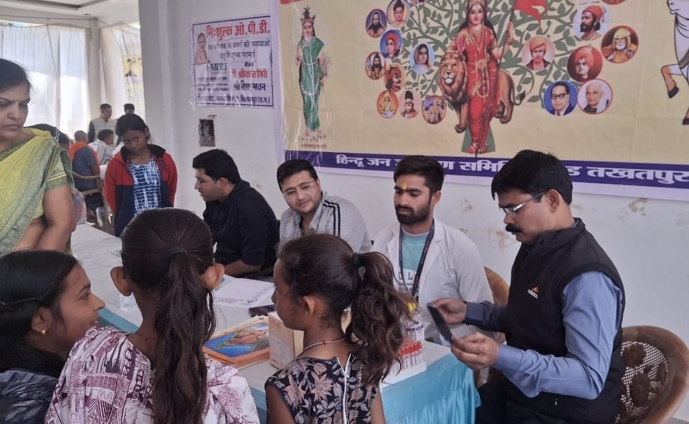 तखतपुर में विशाल निःशुल्क स्वास्थ्य जांच शिविर, सैकड़ों मरीजों ने उठाया लाभ