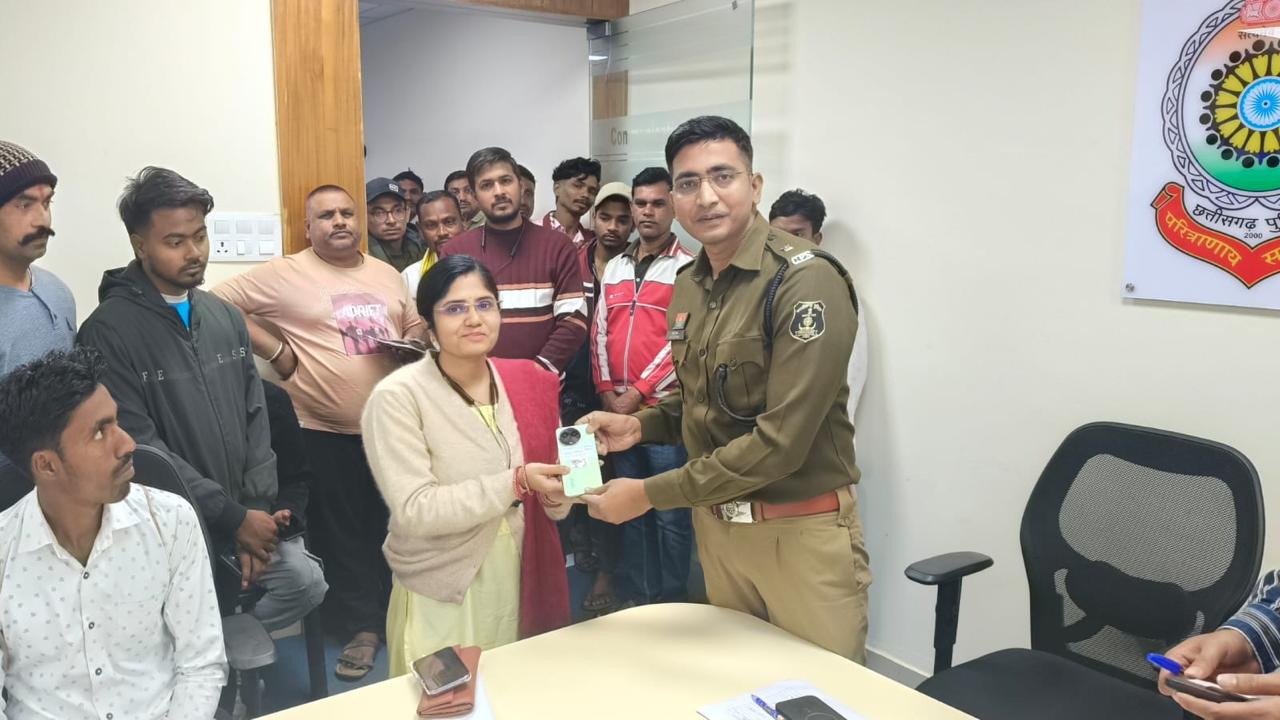 बिलासपुर पुलिस की ‘चेतना’ मुहिम से आमजनों को नववर्ष का तोहफा, 100 गुम मोबाइल लौटाए
