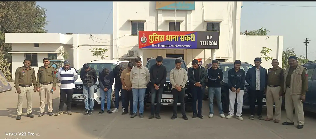 सकरी बाइपास पर सड़क पर खड़ी कार में बर्थडे सेलिब्रेशन, नपा उपाध्यक्ष के बेटे सहित 12 युवक गिरफ्तार,तीन लग्जरी कार जब्त, लाइसेंस निरस्तीकरण के लिए परिवहन विभाग को भेजा गया पत्र