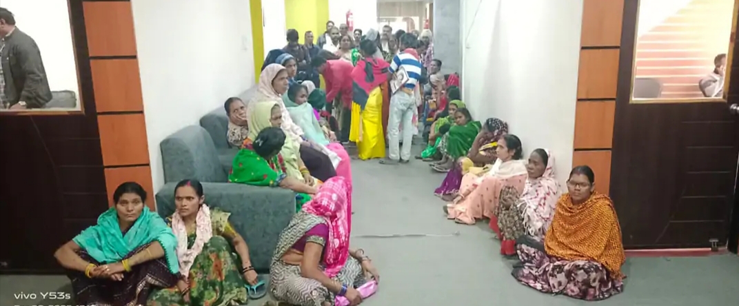 इंद्रपुरी में रेलवे का बेदखली नोटिस, 40 परिवारों में दहशत, स्थानीयों ने निगम से मांगा वैकल्पिक आवास, कहा– 35-40 साल से बसे हैं यहां