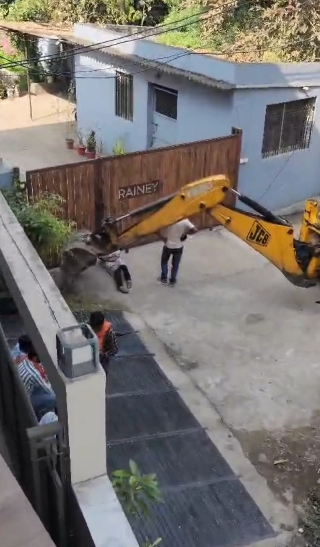 अतिक्रमण हटाने बिलासपुर नगर निगम प्रशासन के हाथ पांव फूल रहे, 5 महीनों बाद भयंकर विरोध में पहुंचा अमला खानापूर्ति कर वापस लौटा