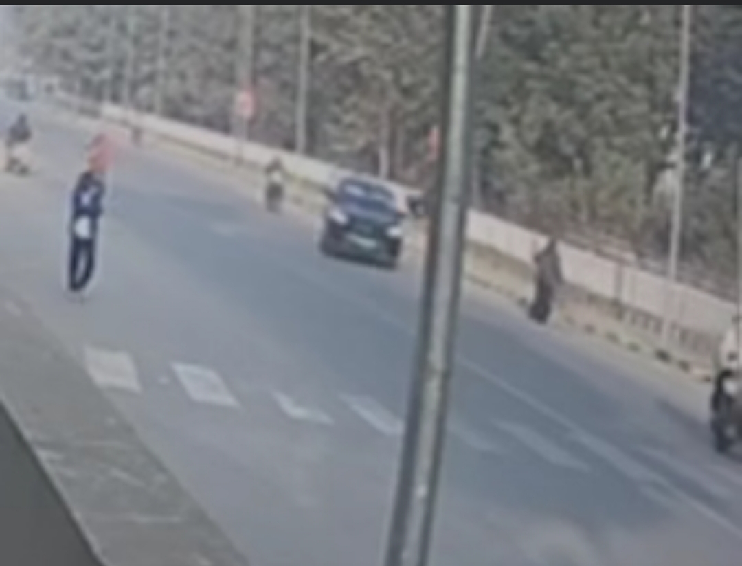 मॉर्निंग वॉक के दौरान हिट एंड रन, प्रॉपर्टी डीलर गंभीर घायल, सीसीटीवी में कैद हादसा, कारोबारी के बेटे पर कार से टक्कर मारकर फरार होने का आरोप