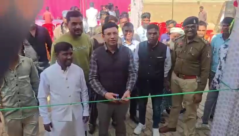 एसएसपी शशि मोहन सिंह की प्रेरणा से साईंटांगरटोली का कुख्यात गौ-तस्कर अमजद हजाम उर्फ बबलू अपराध की दुनिया छोड़कर मुख्यधारा से जुड़ा “बबलू शंख ढाबा” का हुआ लोकार्पण,