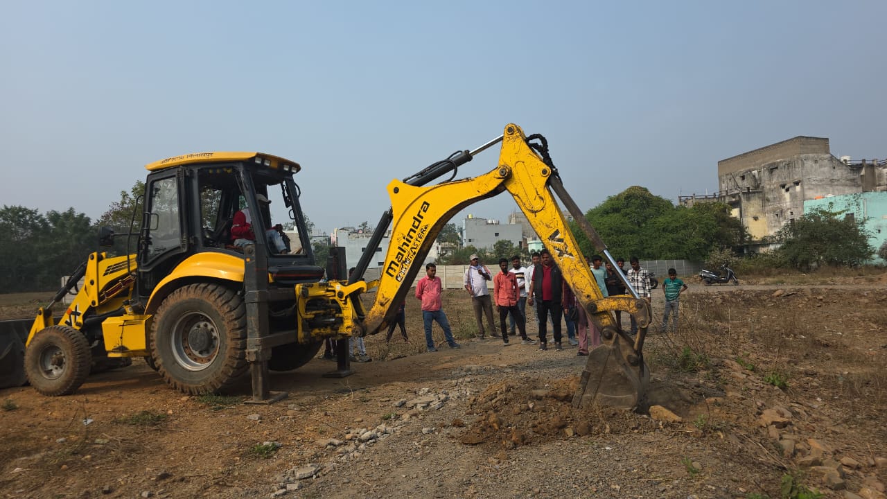 कोनी में अवैध प्लाटिंग के खिलाफ कार्रवाई,कलेक्टर के निर्देश पर कार्रवाई, कोनी में दो जगह की जा रही थी अवैध प्लाटिंग, रास्ता,बाउंड्रीवाल और पोल को उखाड़ा गया