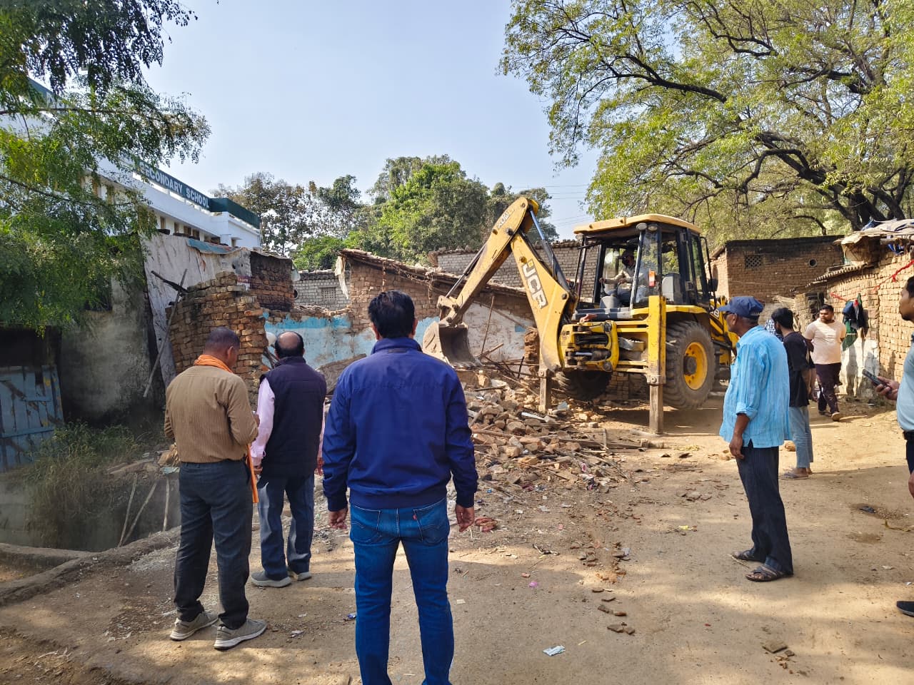 बंसोड़ मोहल्ले में अवैध रूप से कच्चे मकान में रहने वाले परिवार पक्के मकान में शिफ्ट,अतिक्रमण पर चला बुलडोज़र 