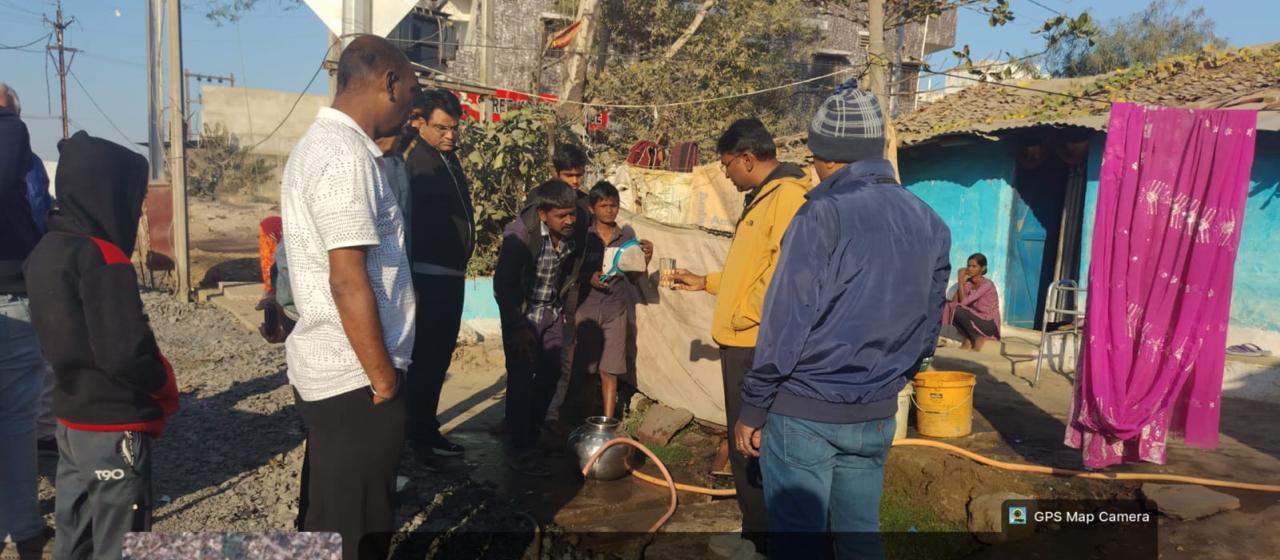 पानी की गुणवत्ता का ध्यान रखें और टेस्टिंग हमेशा करें- निगम कमिश्नर, निगम कमिश्नर प्रकाश कुमार सर्वे ने चिंगराजपारा और लिंगियाडीह में पहुंचकर पानी सप्लाई का लिया जायजा 