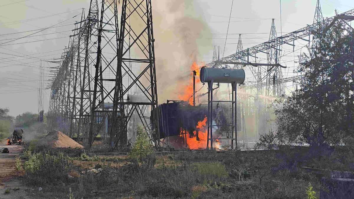 मोपका 220 केवी सब स्टेशन में भीषण आग, 20 करोड़ का नुकसान, इंसुलेटर फटने से हादसा, आधे शहर की बिजली 7 घंटे तक रही ठप
