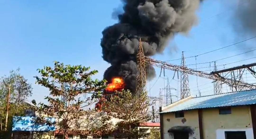 मोपका कुटीपारा बिजली सब स्टेशन में भीषण आग, शॉर्ट सर्किट की आशंका, क्षेत्र की बिजली आपूर्ति ठप