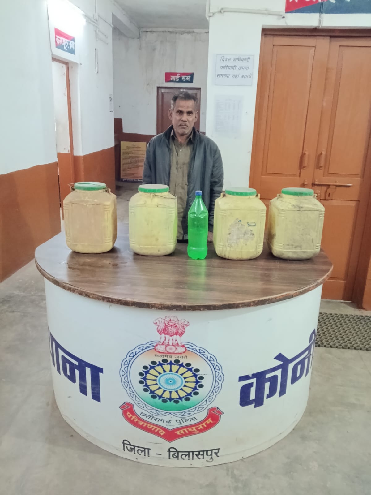 कोनी पुलिस का अवैध शराब पर प्रहार, 61 लीटर कच्ची महुआ शराब जब्त, आरोपी गिरफ्तार
