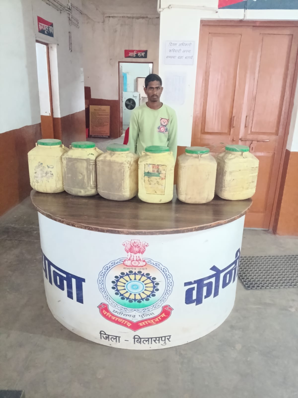 अवैध महुआ शराब पर कोनी पुलिस का प्रहार, 90 लीटर शराब जप्त