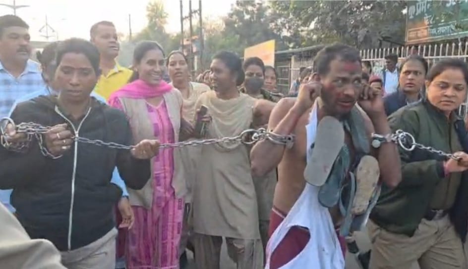 महिला आरक्षक से अभद्रता के मुख्य आरोपी की गिरफ्तारी, जुलूस निकालकर कराया गया सार्वजनिक माफीनामा