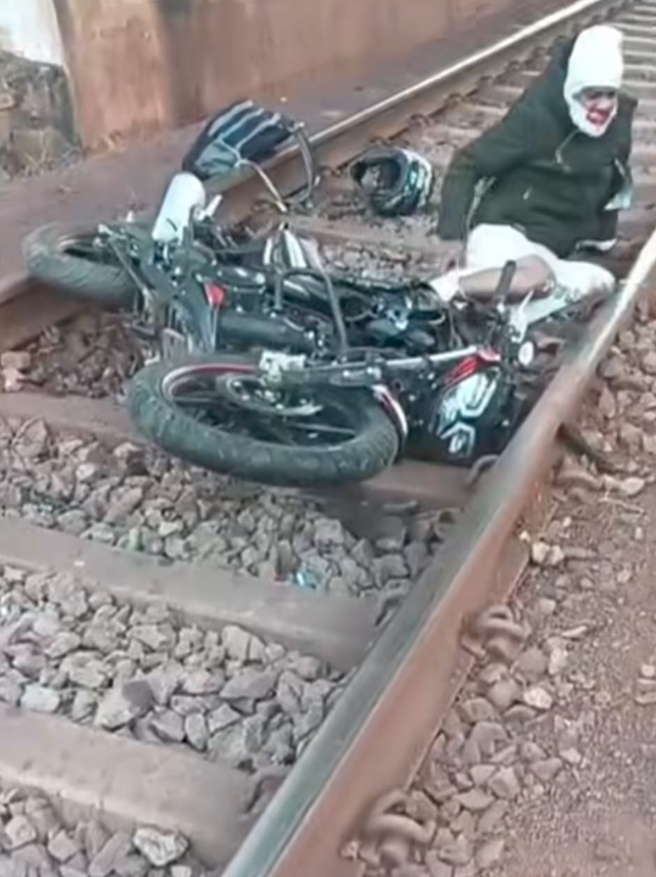 बालोद में रेलवे अंडरब्रिज से 40 फीट नीचे गिरे बाइक सवार, लोको पायलट की सूझबूझ से टला बड़ा हादसा