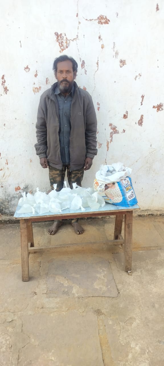 अवैध महुआ शराब पर पचपेड़ी पुलिस का प्रहार, दो आरोपी गिरफ्तार, 66 लीटर कच्ची महुआ शराब जब्त, दोनों आरोपियों को भेजा गया जेल