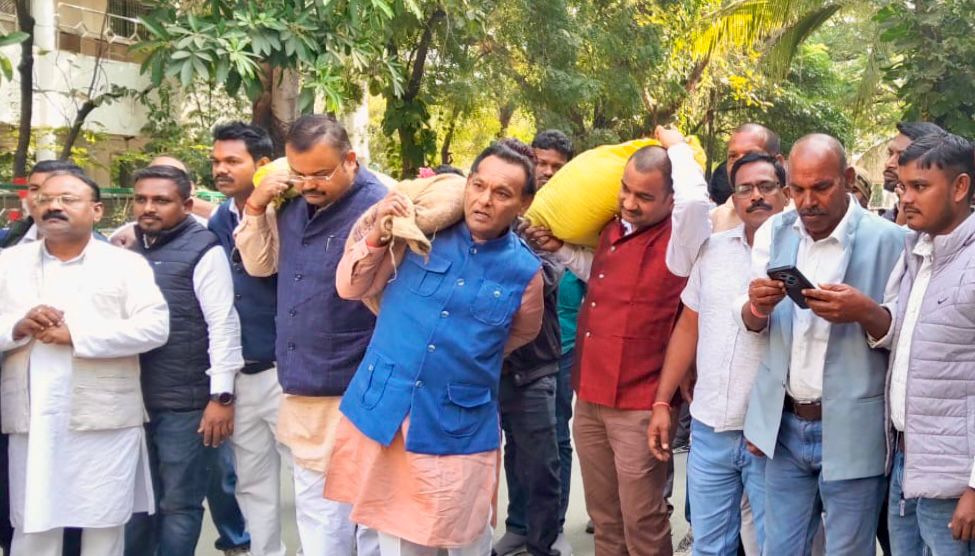 किसानों के साथ कंधे पर धान लेकर कलेक्टोरेट पहुँचे विजय केशरवानी, समय पर धान खरीदी नहीं होने पर जनप्रतिनिधियों के घर धान रखने की चेतावनी