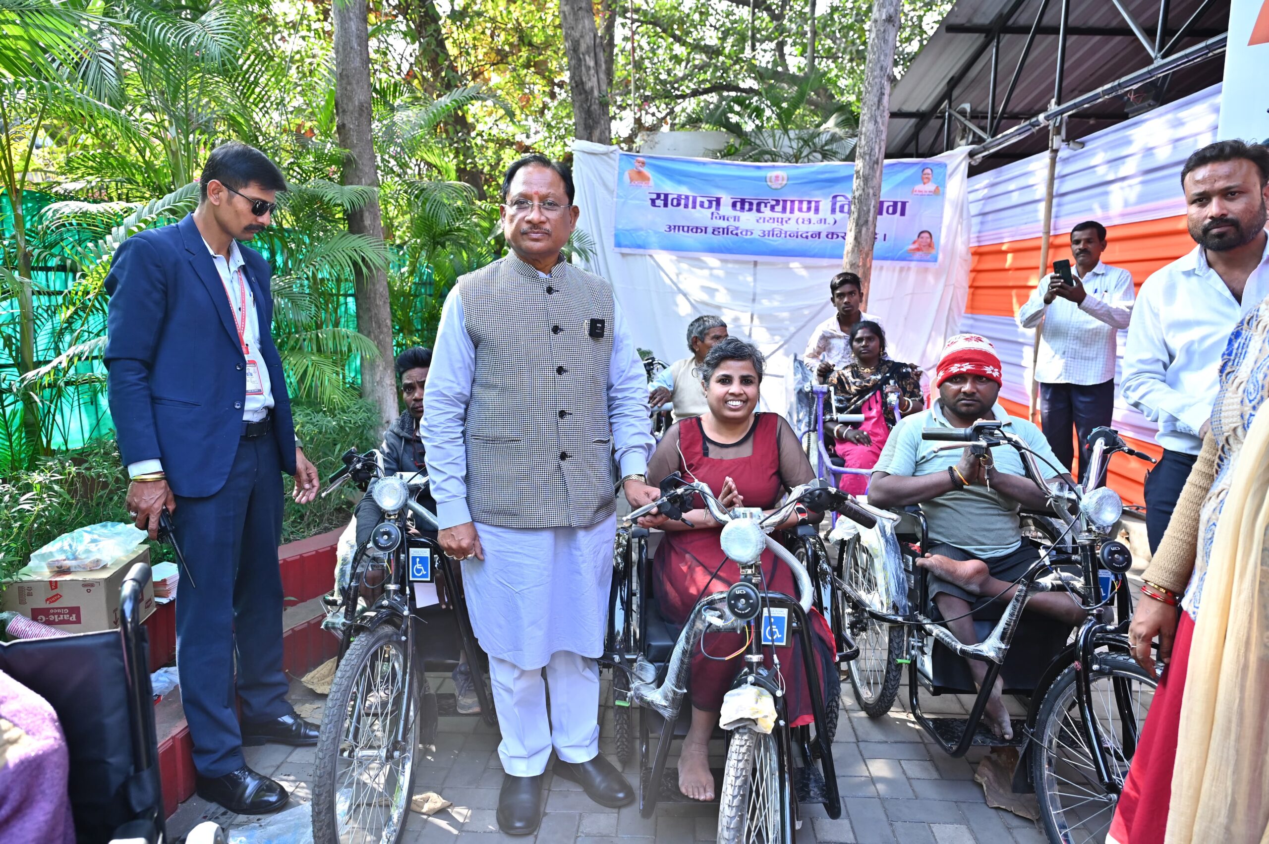 मुख्यमंत्री जनदर्शन में दिव्यांगजनों को मिली राहत, मुख्यमंत्री ने प्रदान किया बैटरी ट्राइसिकल, व्हीलचेयर और श्रवण यंत्र