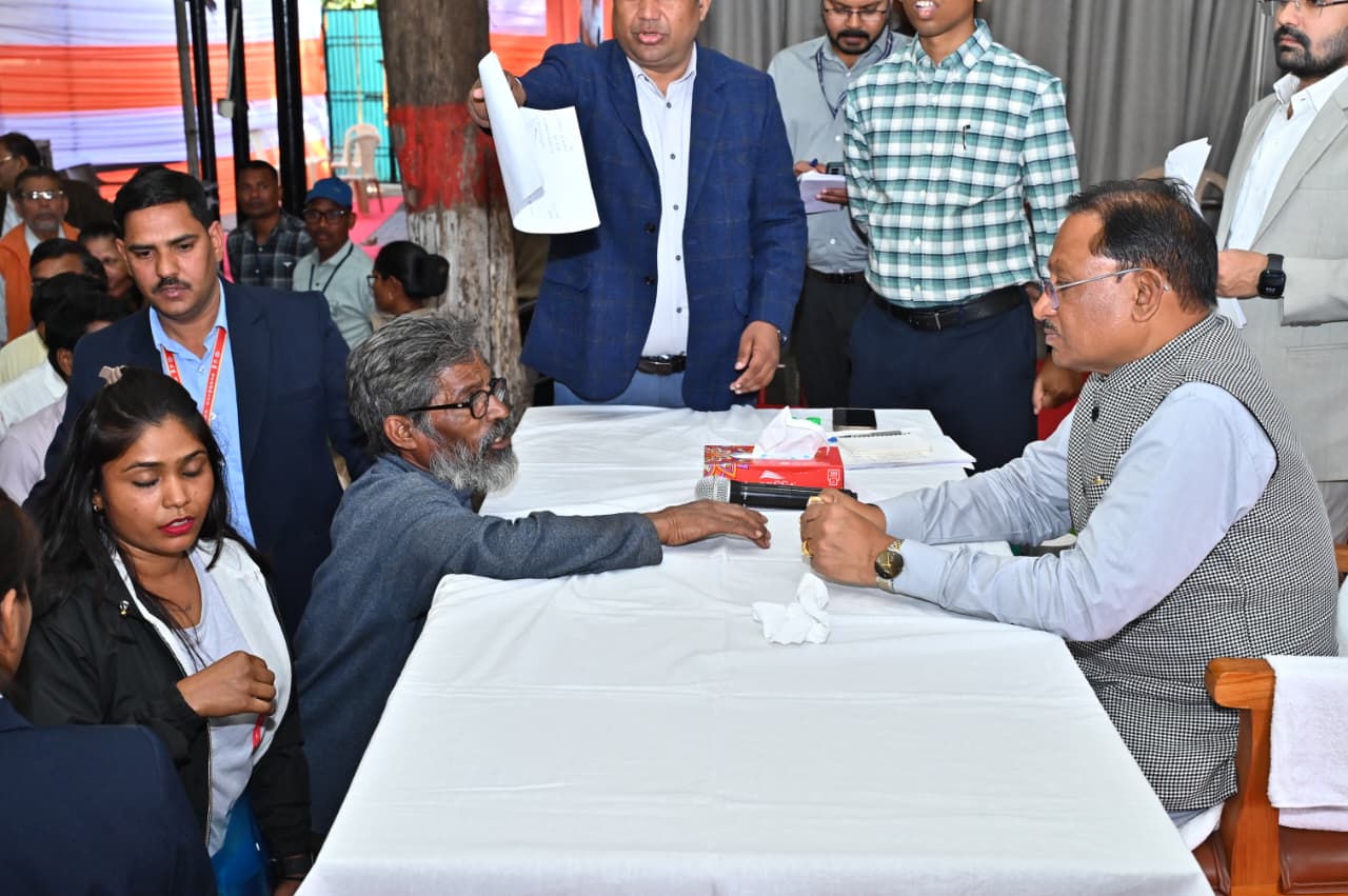 60 वर्षीय अविवाहित श्रमिक श्री हनुमंत राव का नहीं बना था राशन कार्ड, मुख्यमंत्री ने जनदर्शन में तत्काल राशन कार्ड बनाने के दिए निर्देश, मिलेगा शासकीय योजनाओं का लाभ