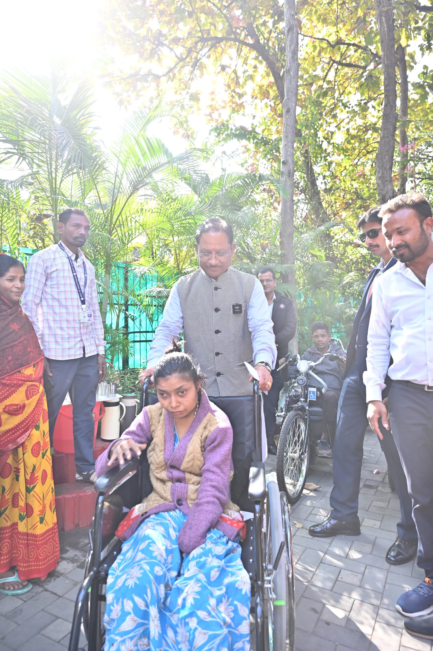 मुख्यमंत्री श्री विष्णु देव साय के निर्देश पर लकवाग्रस्त महिला को तुरंत मंजूर हुए 5 लाख रुपए
