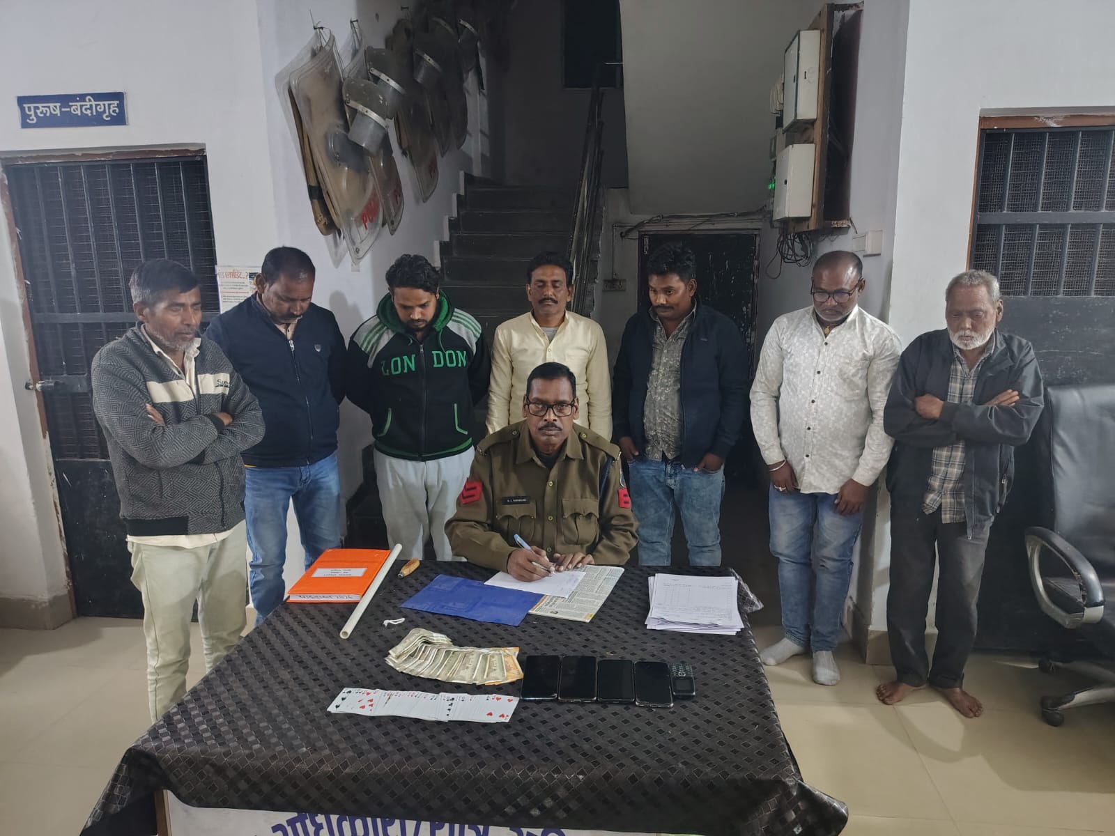 मस्तूरी में जुआ खेलते 7 आरोपी गिरफ्तार, 10,100 रुपये नकद व ताश की गड्डी जब्त