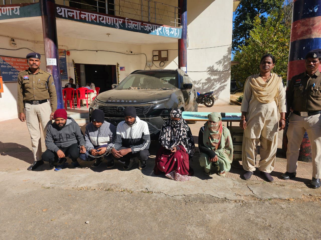 आईफोन के लालच में भतीजी ने रची थी 51 लाख की चोरी, जशपुर पुलिस ने किया बड़ा खुलासा, पांच आरोपी गिरफ्तार