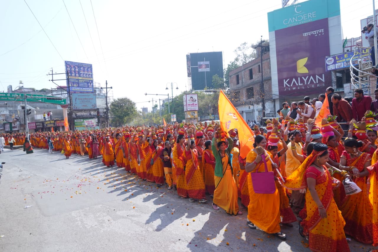 बिलासपुर में सोमवार से आयोजित होने वाले श्री राम कथा से पूर्व रविवार को शहर में निकली महा कलश यात्रा