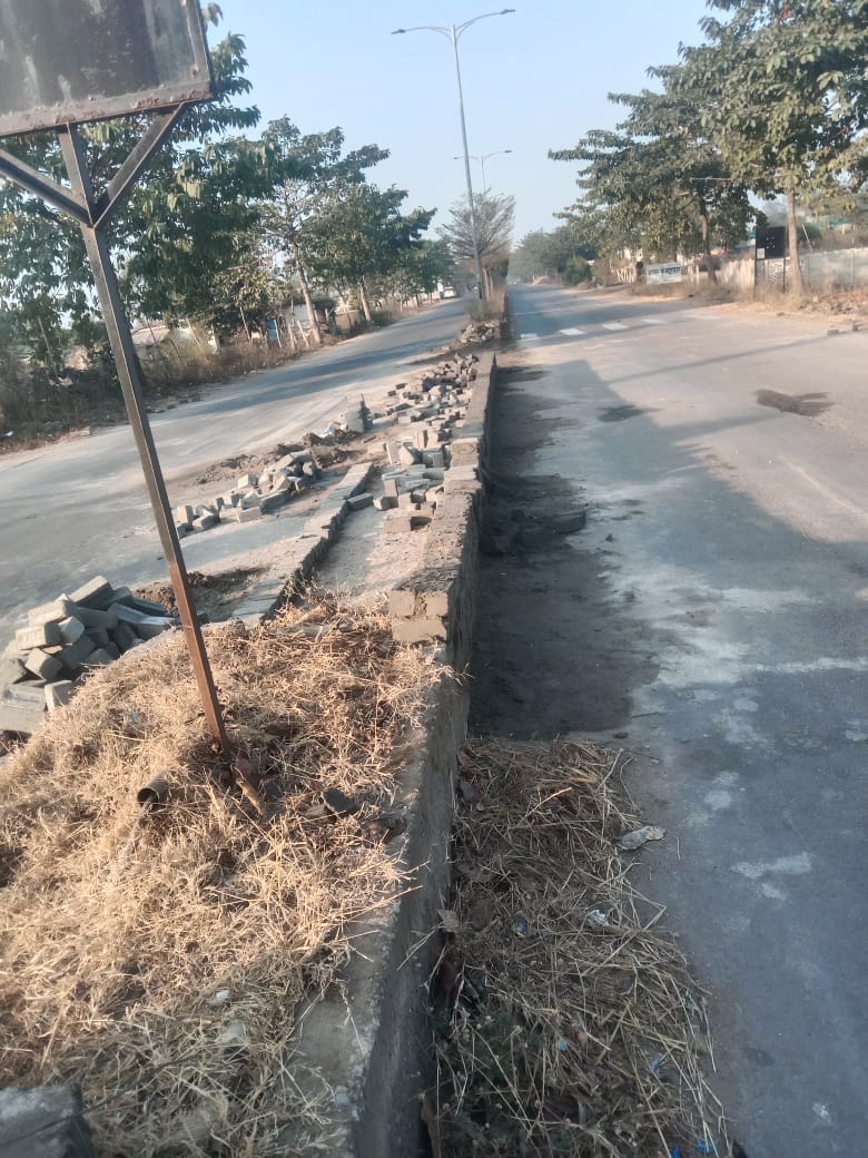 खुले डिवाइडर को तोड़कर सरकारी संपत्ति को पहुंचाया नुकसान, अज्ञात के खिलाफ एफआईआर दर्ज