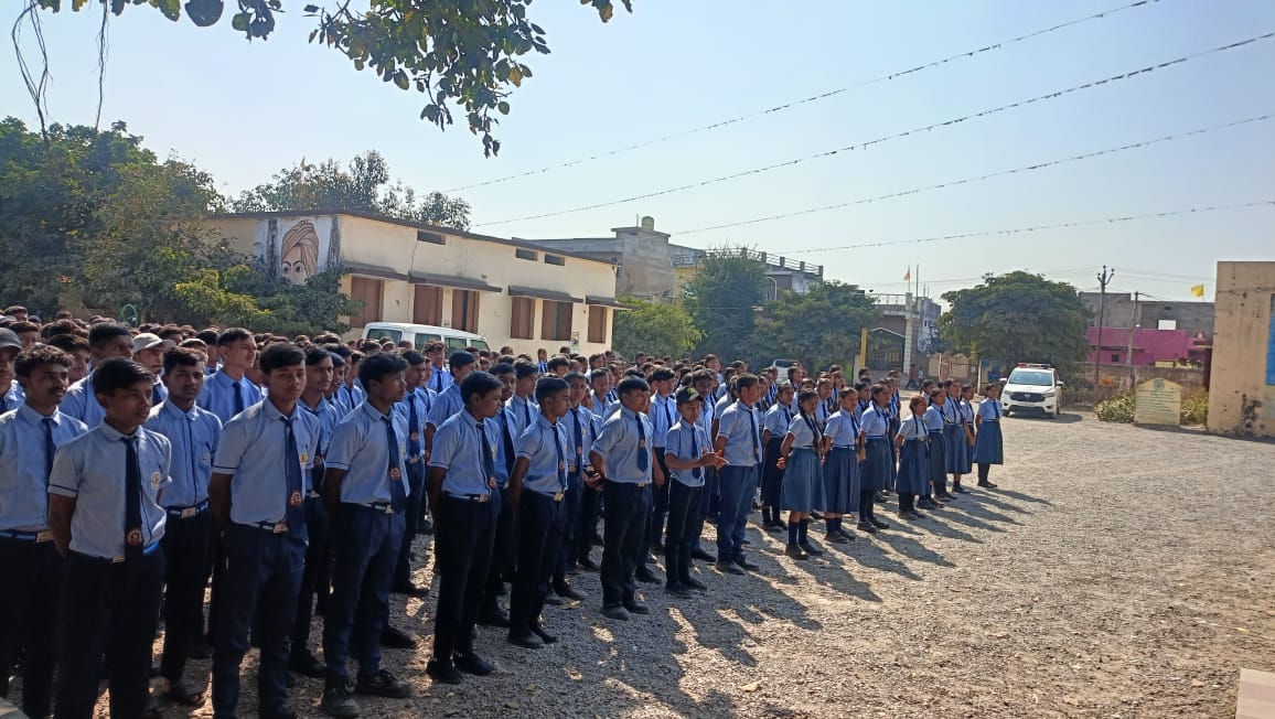 मुंगेली में राष्ट्रीय सड़क सुरक्षा माह के तहत स्कूली बच्चों को यातायात नियमों की दी गई जानकारी