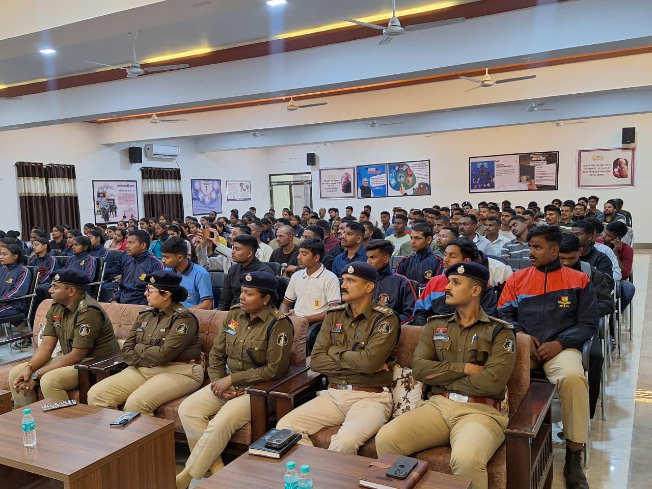 स्वामी विवेकानंद जयंती पर चेतना अभियान के तहत गोष्ठी आयोजित, युवाओं से नशे से दूर रहकर लक्ष्य पर केंद्रित रहने का आह्वान