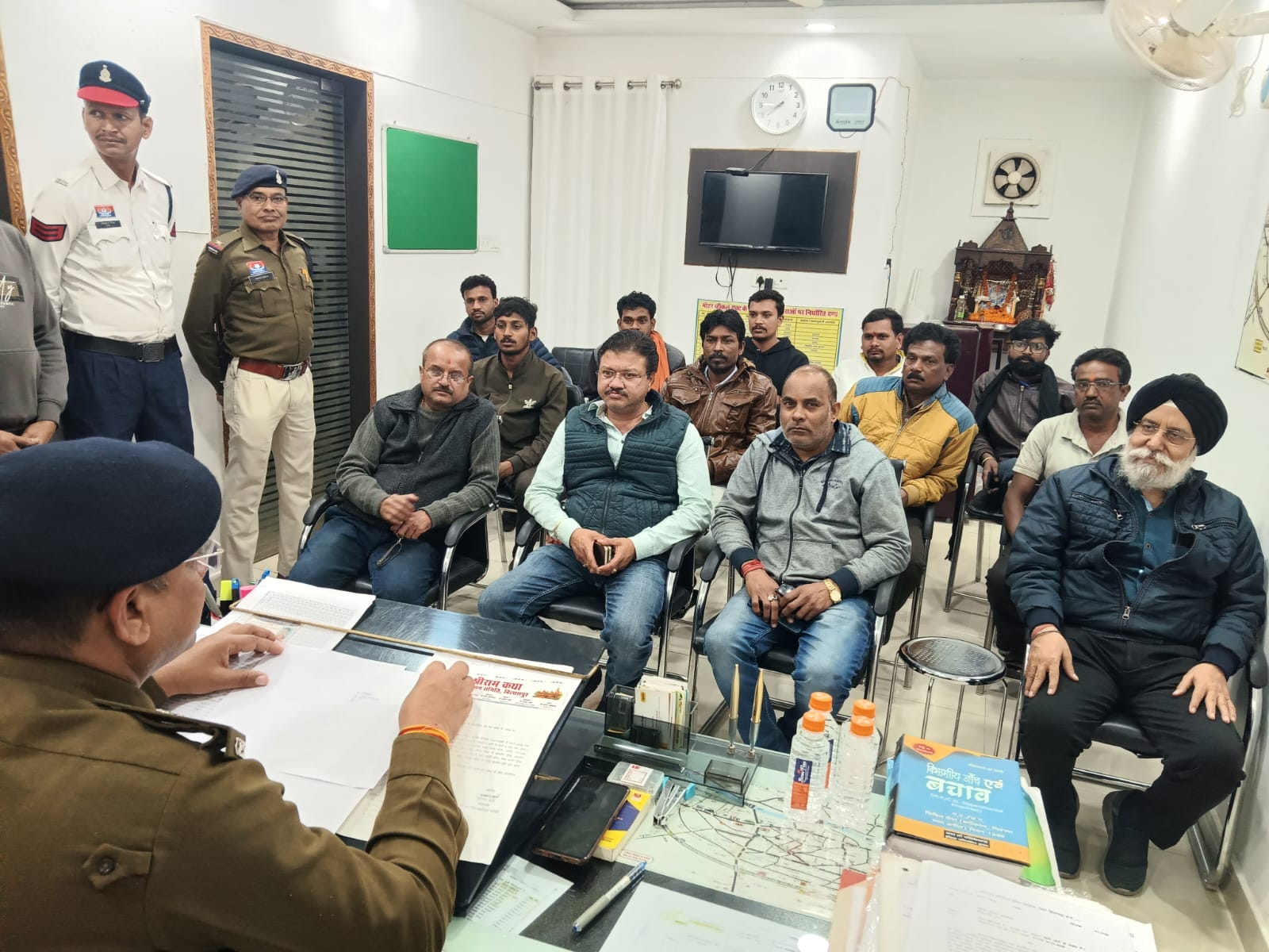 यातायात पुलिस ने ऑटो पार्ट्स संचालकों को दी सख्त हिदायत, अवैध सामग्री की बिक्री पर पूर्ण रोक