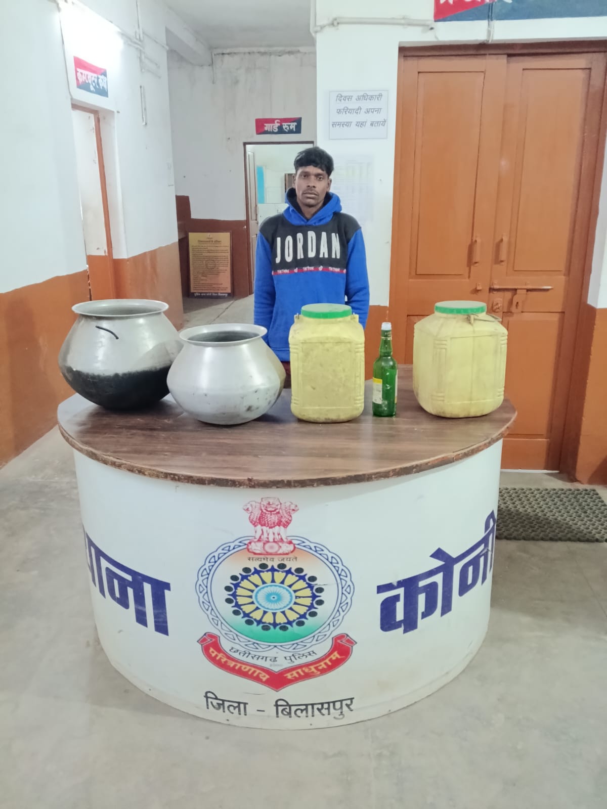 कोनी पुलिस की बड़ी कार्रवाई: 31 लीटर कच्ची महुआ शराब जब्त, आरोपी गिरफ्तार