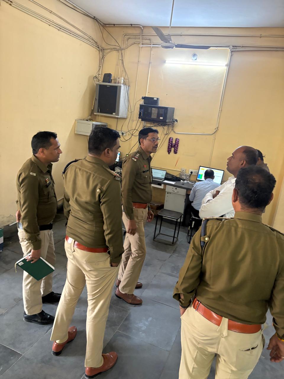 ऑनलाइन वेयरहाउसों पर पुलिस की बड़ी कार्रवाई, चाकू जब्त, प्रबंधकों को सख्त