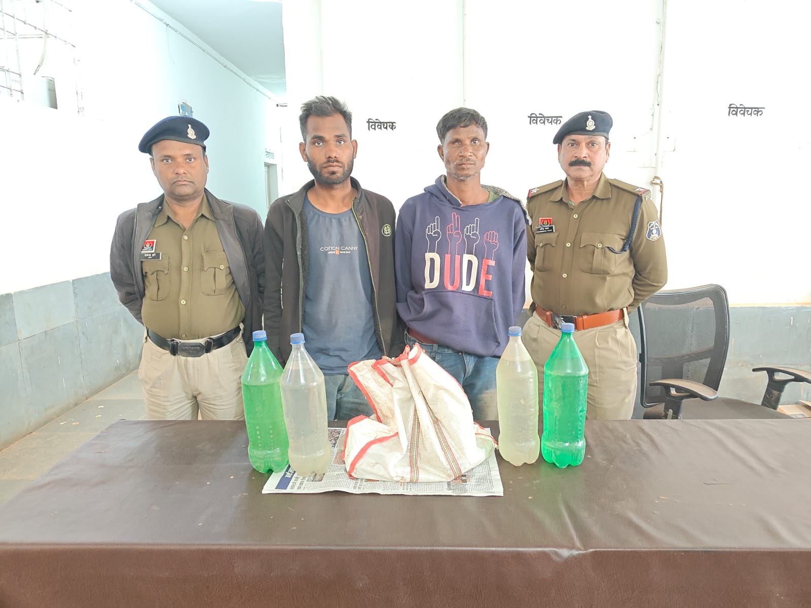 सीपत पुलिस की कार्रवाई: ग्राम बिटकुला में रेड, 18 लीटर अवैध महुआ शराब जब्त, दो आरोपी गिरफ्तार