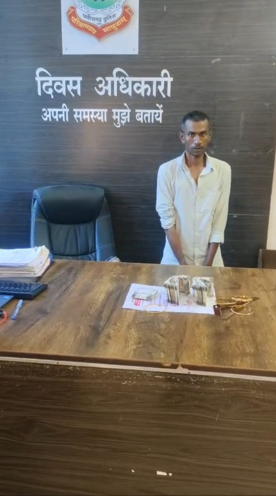 चना- मुर्रा बेचने वाली के घर हुई चोरी सुलझी, पकड़े गए चोर के पास से करीब सवा लाख रुपए नगद और आर्टिफिशियल गहने बरामद