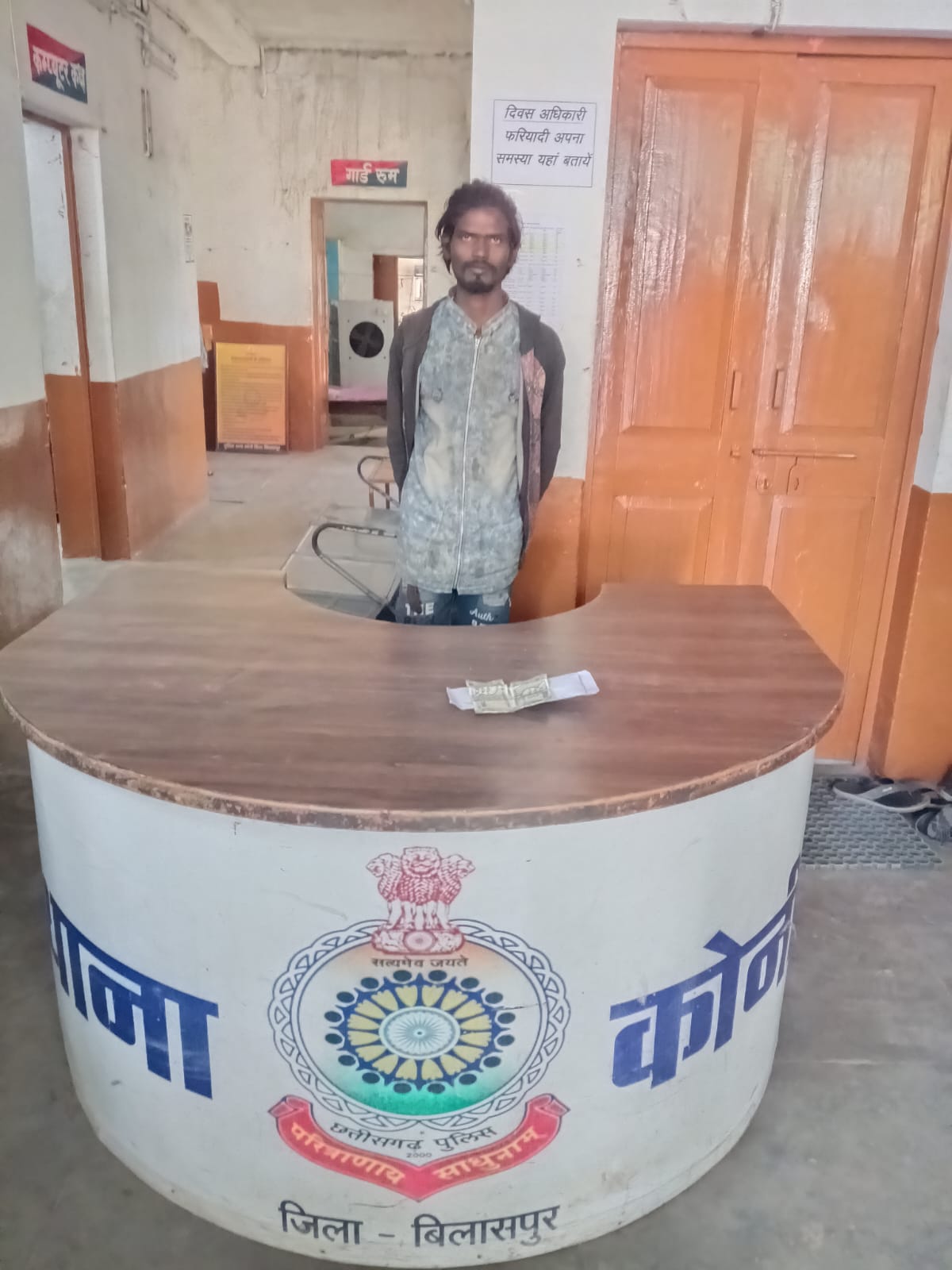 कोनी थाना क्षेत्र में हुई लूट का एक आरोपी 24 घंटे में गिरफ्तार,लूट की रकम में से ₹1000 बरामद, दो आरोपी फरार