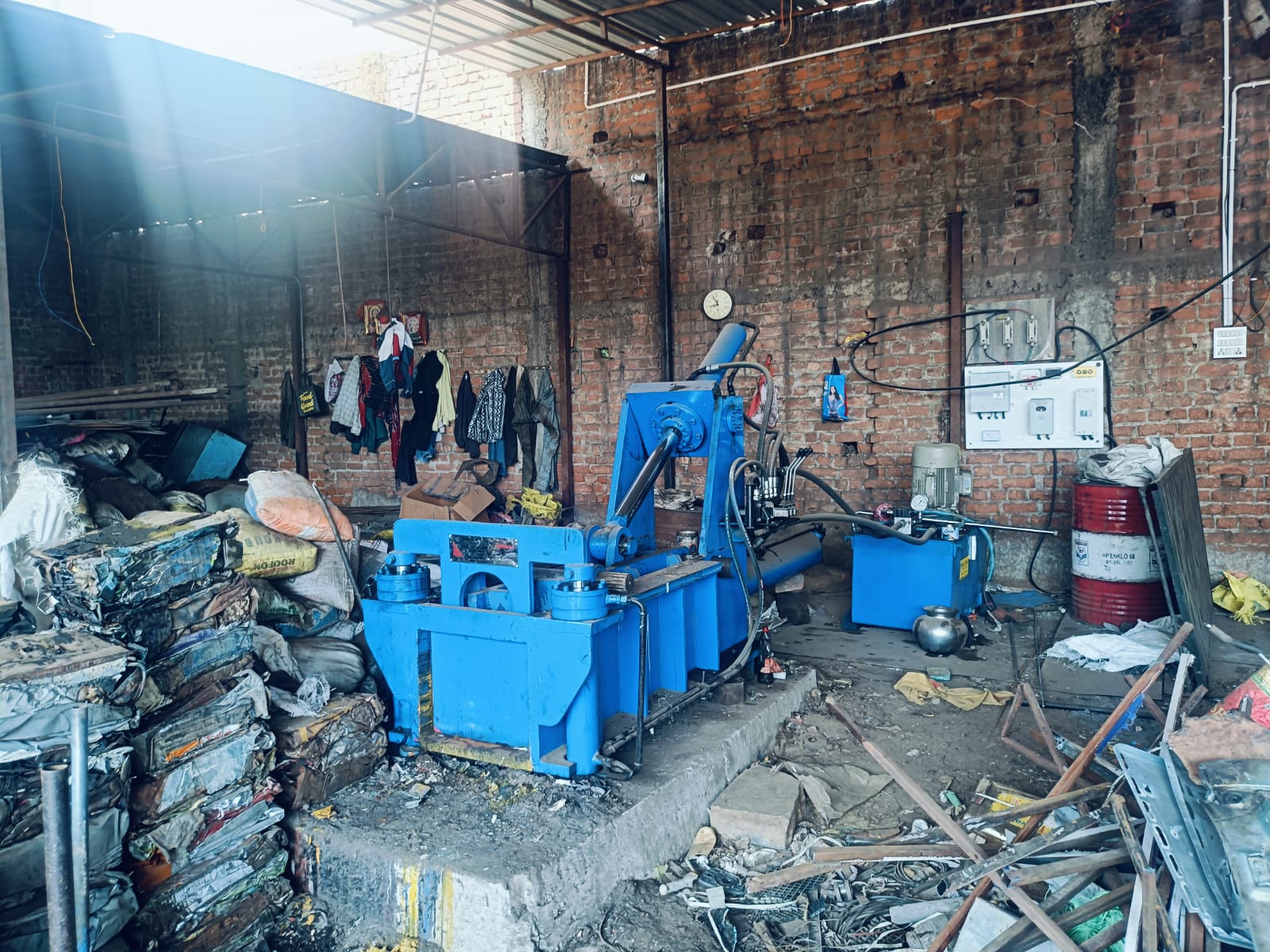 बिलासपुर–मुंगेली पुलिस की संयुक्त कार्रवाई, तिफरा स्थित कबाड़ी दुकान सील, सरगांव हाईवे पर लाखों के कटे वाहन पार्ट्स जब्त, चोरी की गाड़ियों का खुलासा