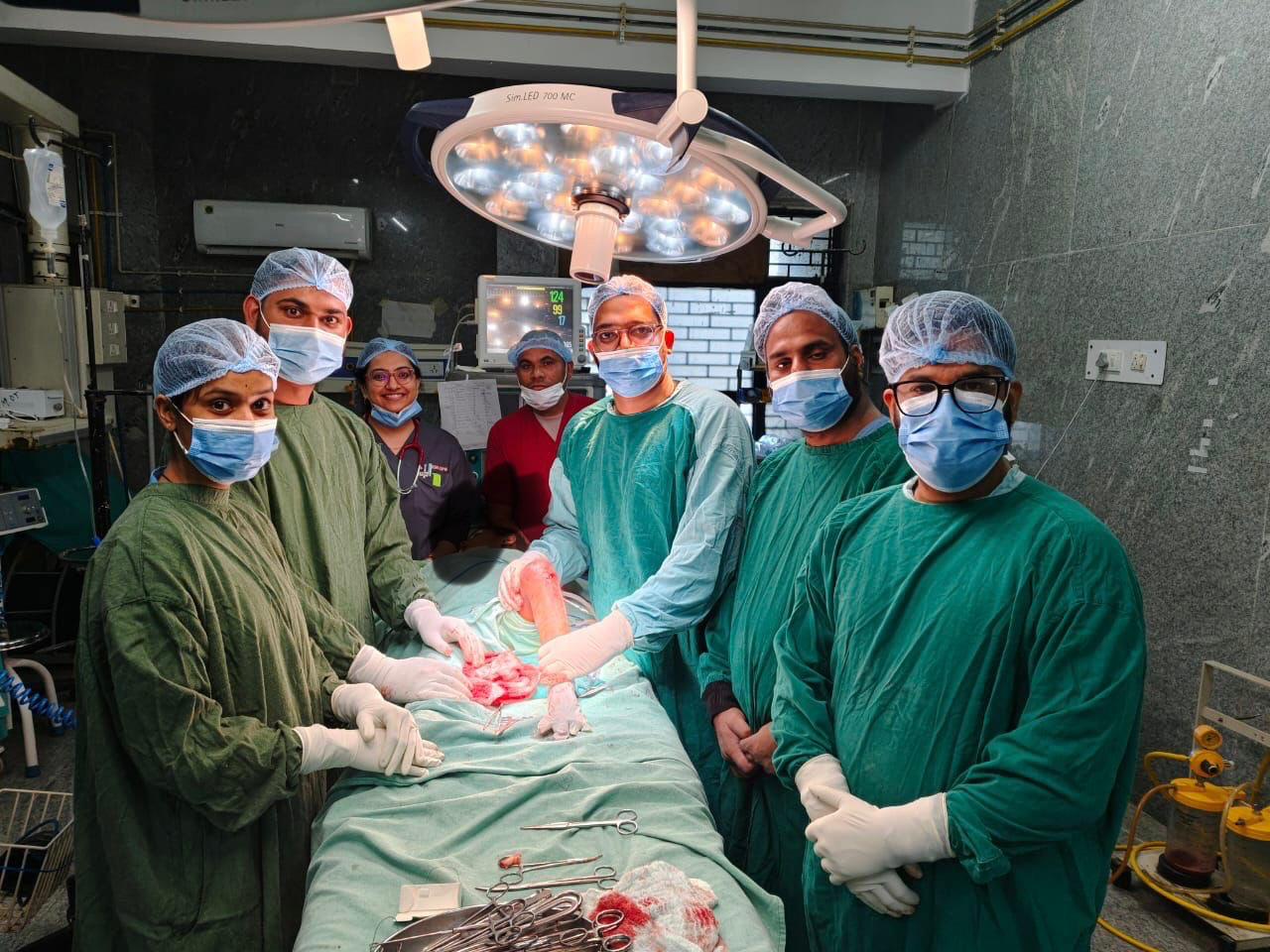 सिम्स में 5 वर्षीय बच्चे के जन्मजात घुटने की कटोरी के डिस्लोकेशन का पहली बार सफल ऑपरेशन