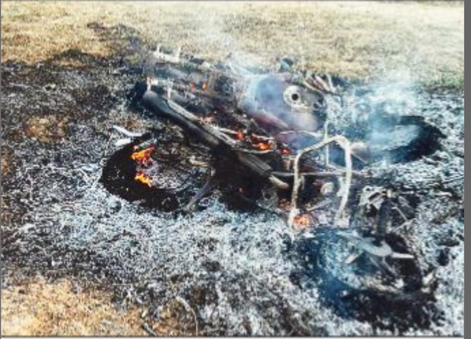 अज्ञात बदमाशों ने किसानों की दो बाइक में लगाई आग, करीब एक लाख का नुकसान