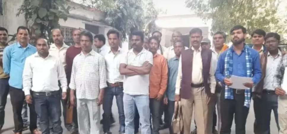 बिना नोटिस सफाईकर्मी को नौकरी से निकाले जाने का आरोप, पीड़ित ने कलेक्टर से लगाई न्याय की गुहार