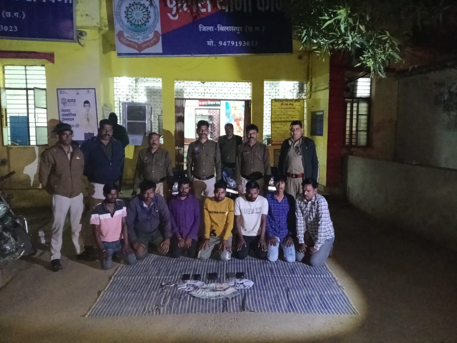 कोनी पुलिस की बड़ी कार्रवाई, 52 पत्ती ताश से संगठित जुआ खेलते 7 आरोपी गिरफ्तारऑपरेशन “प्रहार” के तहत देवनगर में छापा, ₹2.21 लाख से अधिक का मशरूका जब्त