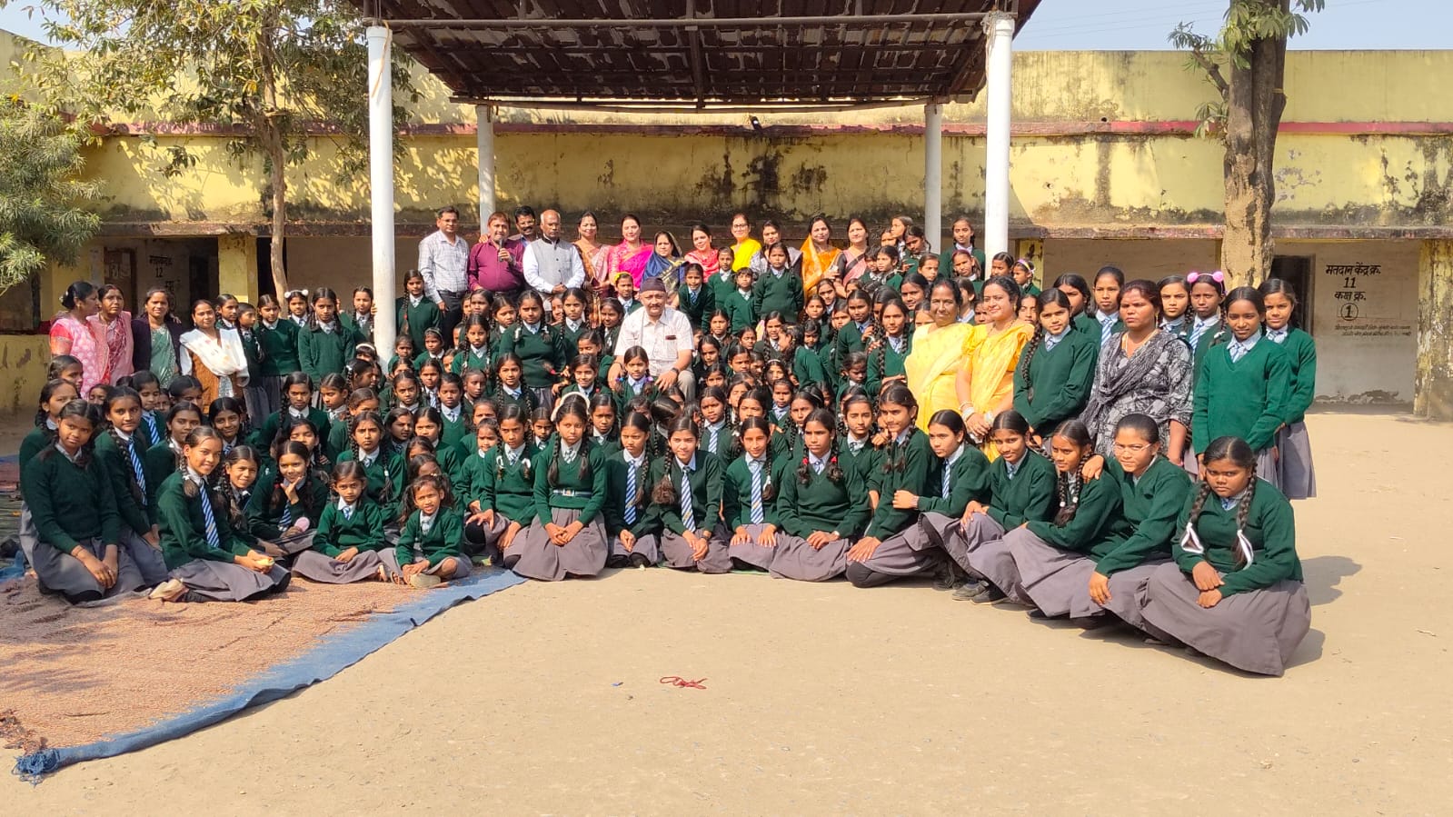 स्वयं सिद्धा फाउंडेशन ने 275 छात्राओं को बांटे स्वेटर, बच्चों के चेहरों पर खिली मुस्कान