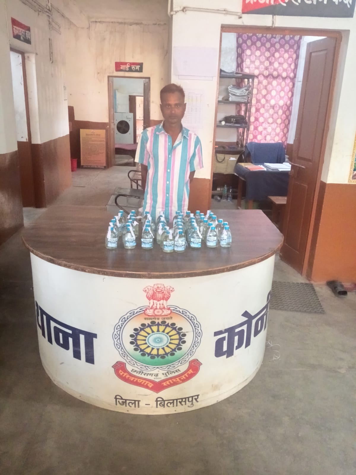 अवैध शराब के खिलाफ कोनी पुलिस का प्रहार, 50 पाव देशी प्लेन शराब के साथ आरोपी गिरफ्तार